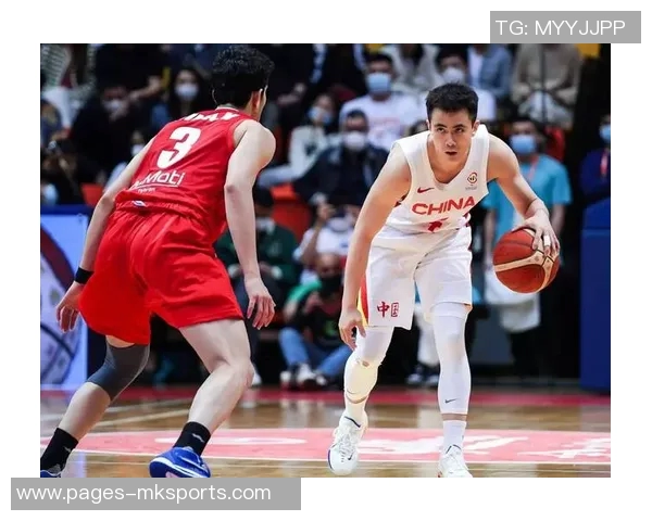 小南斯篮下强势进攻旱地拔葱单臂暴扣展现霸主风范