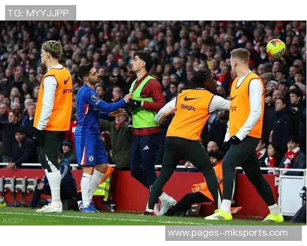 英超焦点战阿森纳小胜十人切尔西曼联逆转升至第三尤文与罗马激战平局